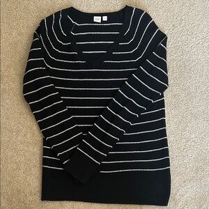 GAP NWOT Women's V-Neck Sweater in Black and White Stripes